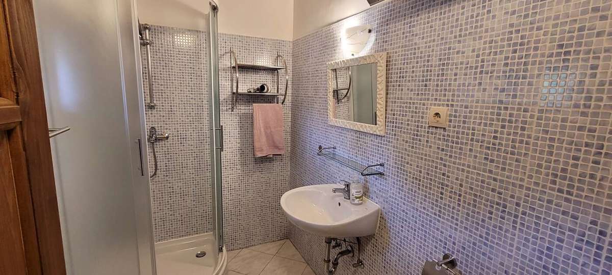 Posest z dvema kamnitima hišama in bazenom